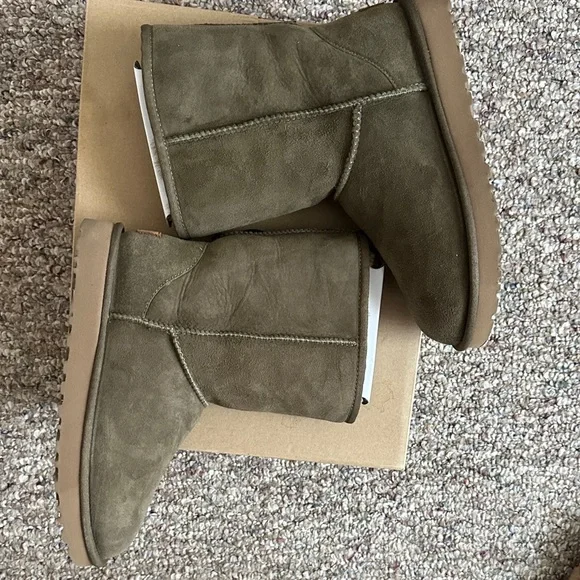 Ugg boots Classic Suede Shearling Boots - Olive - Picture 12 of 14